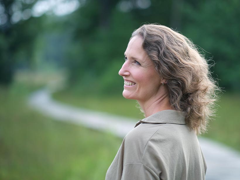 Foto met Mari Ann in een natuurlandschap